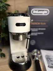 Kolbowy ekspres ciśnieniowy De'Longhi Dedica EC685.W - AGD Group Łódź