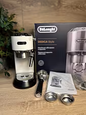 Kolbowy ekspres ciśnieniowy De'Longhi Dedica EC685.W - AGD Group Łódź
