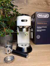 Kolbowy ekspres ciśnieniowy De'Longhi EC685.W Dedica (Art. 1462) - AGD Group Łódź
