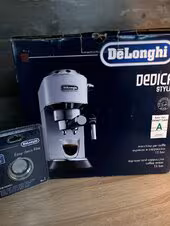 Kolbowy ekspres ciśnieniowy De'Longhi EC685.W Dedica - AGD Group Łódź