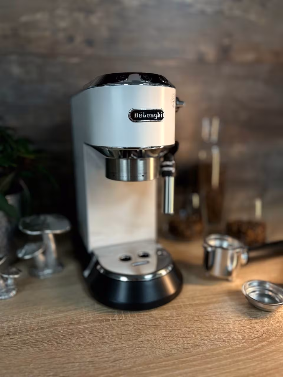 Kolbowy ekspres ciśnieniowy De'Longhi EC685.W Dedica - AGD Group Łódź