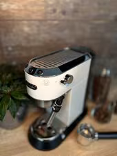 Kolbowy ekspres ciśnieniowy De'Longhi EC685.W Dedica - AGD Group Łódź