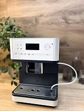 Ekspres ciśnieniowy do kawy Miele CM 6310 biały - AGD Group Łódź