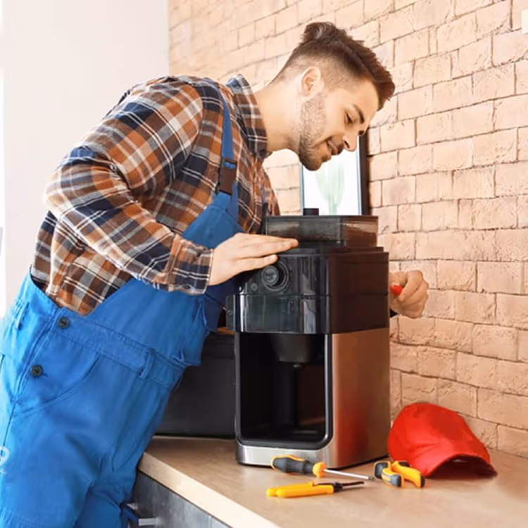 Naprawa ekspresu do kawy z wyjazdem w domu, w biurze, u klienta plusy i minusy