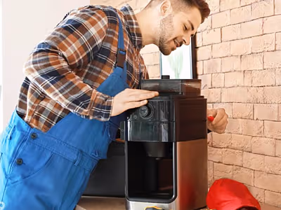 Naprawa ekspresu do kawy z wyjazdem w domu, w biurze, u klienta plusy i minusy