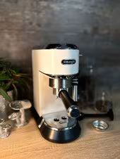 Kolbowy ekspres ciśnieniowy De'Longhi EC685.W Dedica - AGD Group Łódź