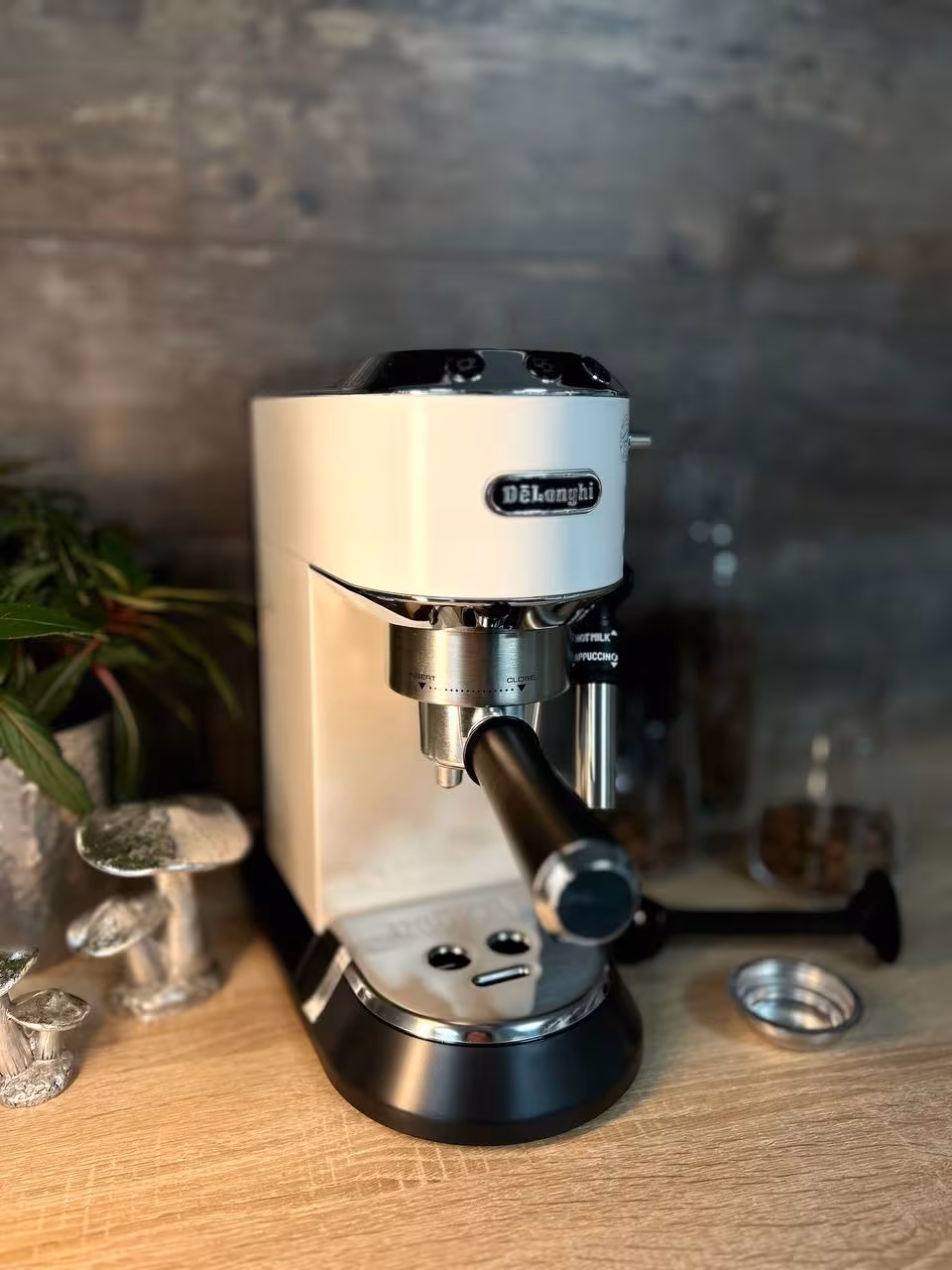 Kolbowy ekspres ciśnieniowy De'Longhi EC685.W Dedica - AGD Group Łódź
