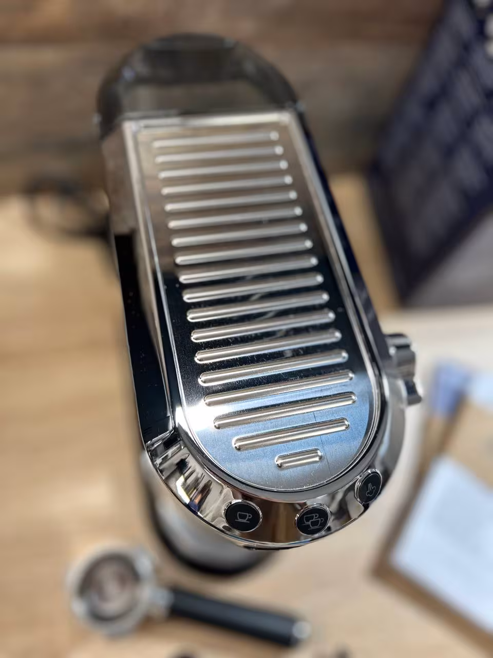 Kolbowy ekspres ciśnieniowy De'Longhi EC685.W Dedica (Art. 42237) - AGD Group Łódź