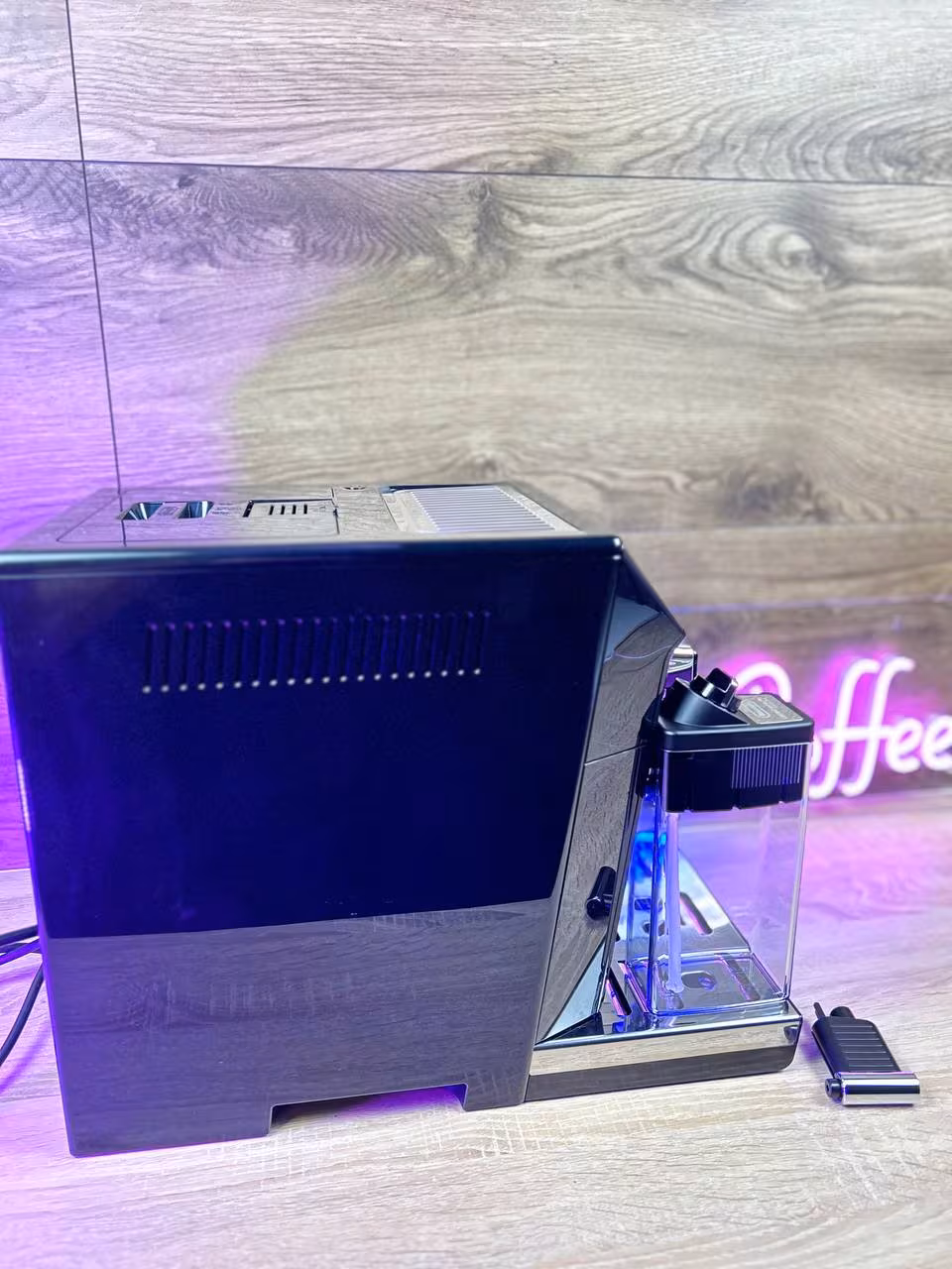 Automatyczny ekspres ciśnieniowy De'Longhi Eletta ECAM 46.860.B - AGD Group Łódź