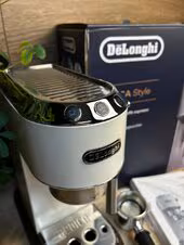Kolbowy ekspres ciśnieniowy De'Longhi Dedica EC685.W - AGD Group Łódź