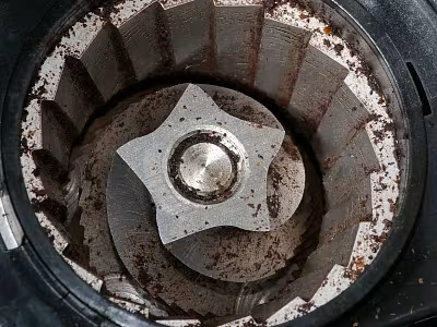 Nivona głośno pracuje – hałas, trzaski i wibracje