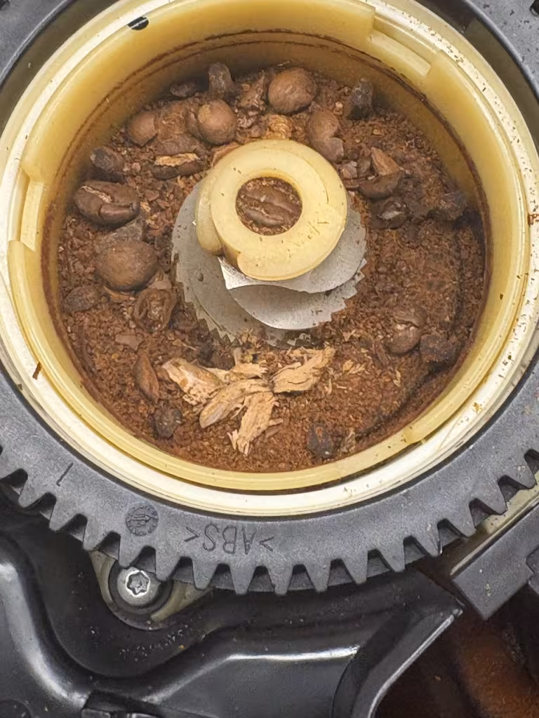 Zanieczyszczone żarna młynka ekspresu Franke