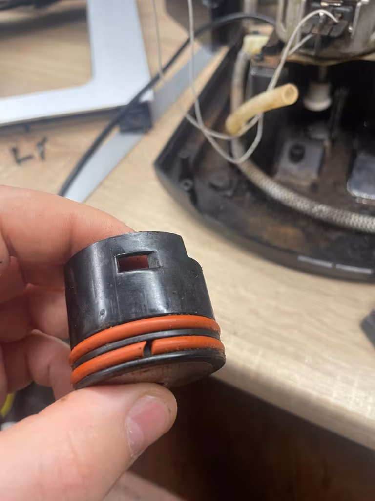 Zużyte uszczelki zaparzacza w ekspresie Franke