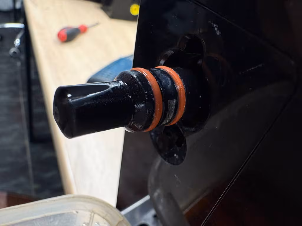 Zanieczyszczone przewody mleczne ekspresu DeLonghi