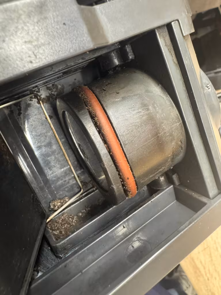 Wyciek wody pod ekspresem Bosch podczas parzenia kawy