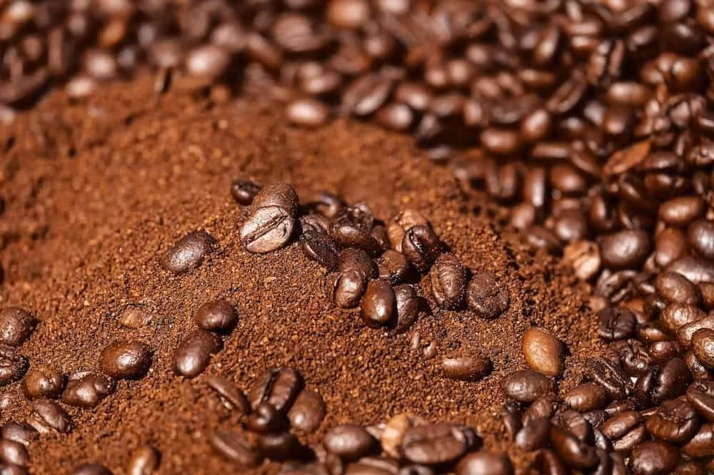 Porównanie kawy mielonej i ziarnistej do ekspresu Bosch