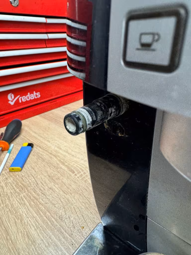 Zabrudzona dysza spieniająca mleko w ekspresie Gaggenau