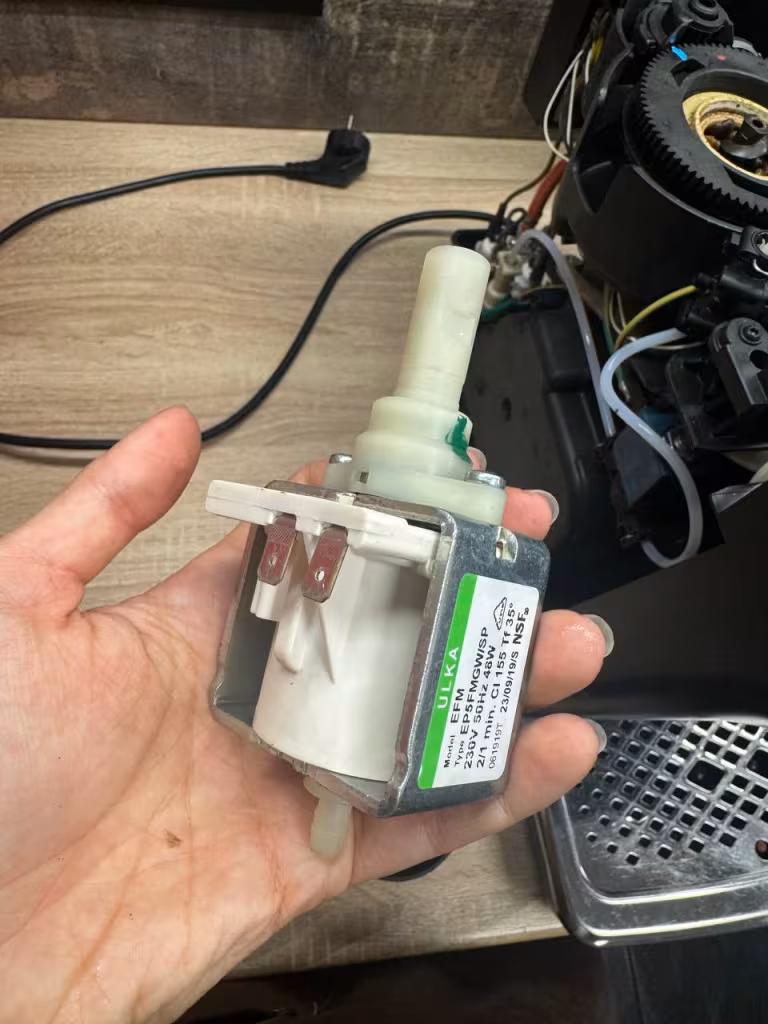 Spadek ciśnienia w ekspresie DeLonghi podczas parzenia