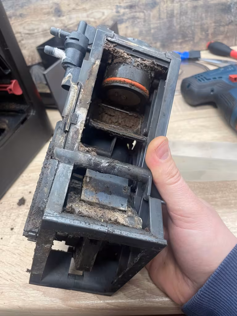 Brak dopływu wody i problem z zaparzaniem kawy Bosch – ilustracja serwisowa