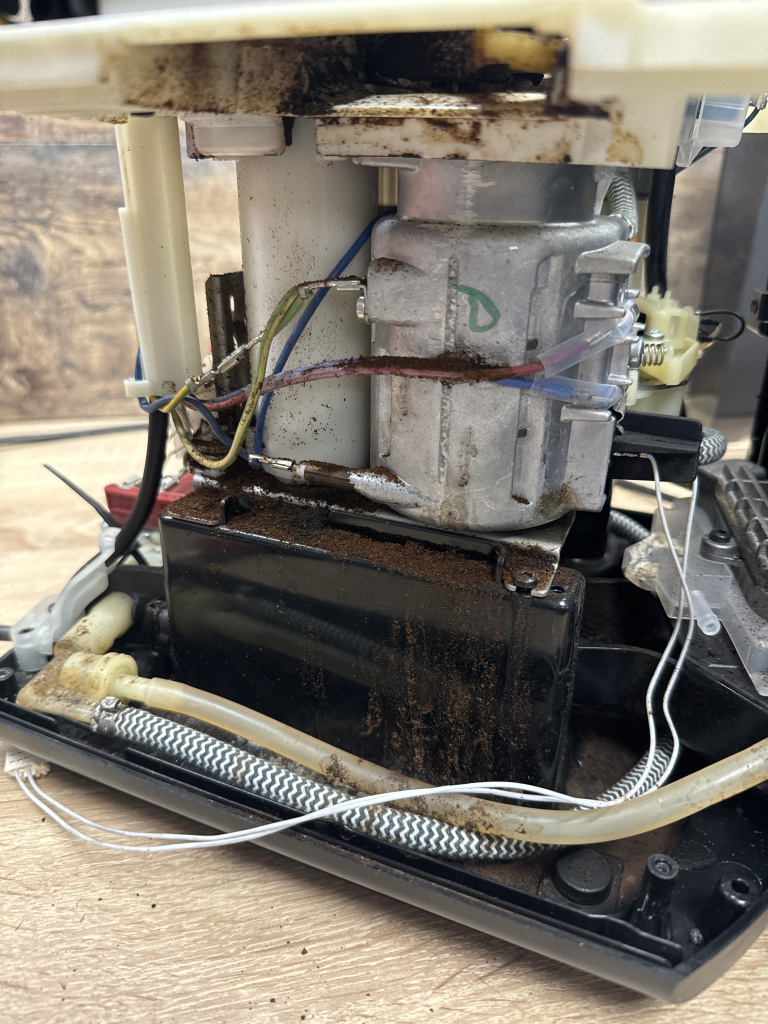 Ciasna zabudowa wewnętrzna ekspresu Krups - widok na gęsto upakowane komponenty utrudniające dostęp serwisowy