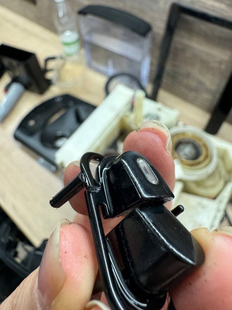 Elementy hydrauliczne ekspresu Krups - uszczelnienia, zawory i przewody wodne podatne na przecieki i osady z olejów kawowych