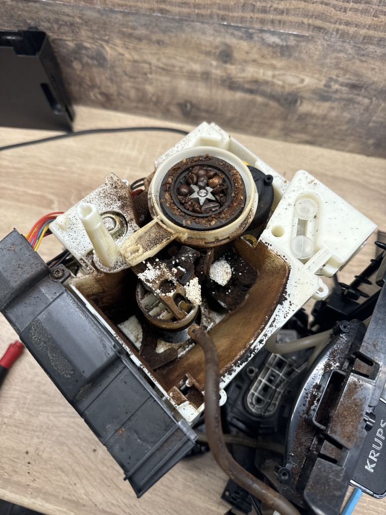 Przykład wtórnych uszkodzeń ekspresu Krups po nieudanej naprawie - źle złożone elementy i uszkodzone uszczelki