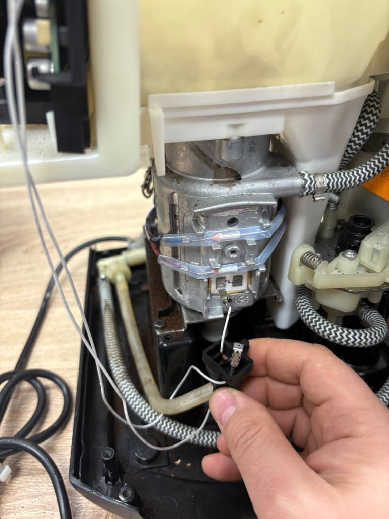 Wnętrze ekspresu Krups - widok na układ wodny z wąskimi kanałami i newralgicznymi miejscami podatnymi na osady kamienia