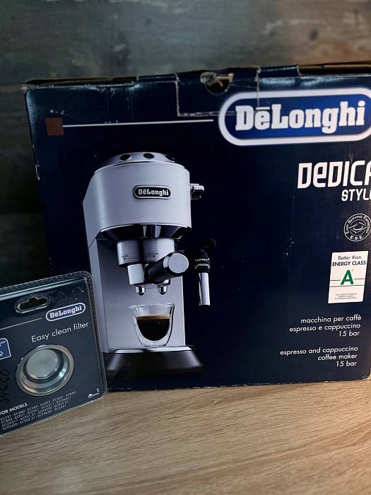 Kolbowy ekspres ciśnieniowy De'Longhi EC685.W Dedica — zdjęcie 2 — zdjęcie 3