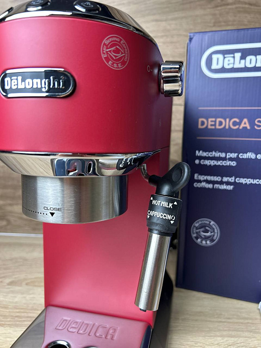 Kolbowy ekspres ciśnieniowy De'Longhi Dedica EC685.R — zdjęcie 2 — zdjęcie 3