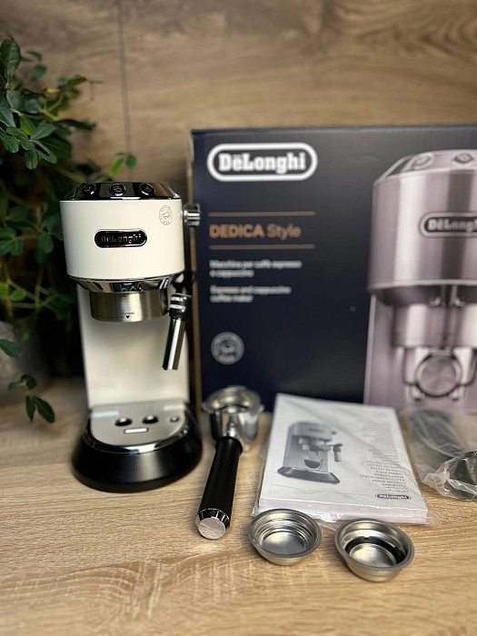 Kolbowy ekspres ciśnieniowy De'Longhi Dedica EC685.W 