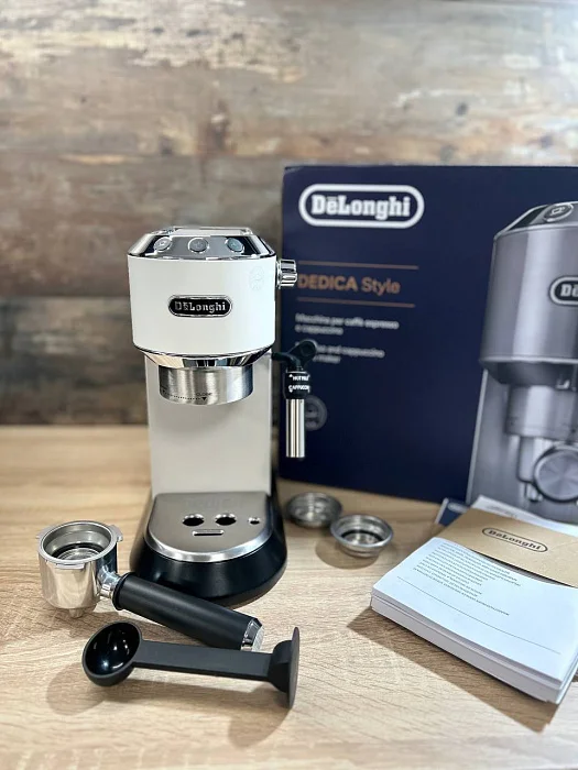Kolbowy ekspres ciśnieniowy De'Longhi EC685.W Dedica - AGD Group Łódź