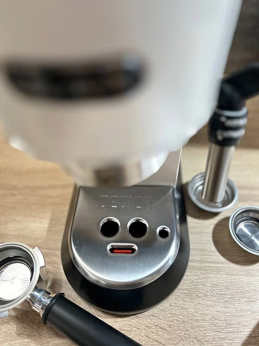 Kolbowy ekspres ciśnieniowy De'Longhi EC685.W Dedica - AGD Group Łódź