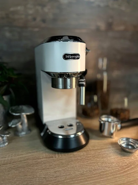 Kolbowy ekspres ciśnieniowy De'Longhi EC685.W Dedica - AGD Group Łódź
