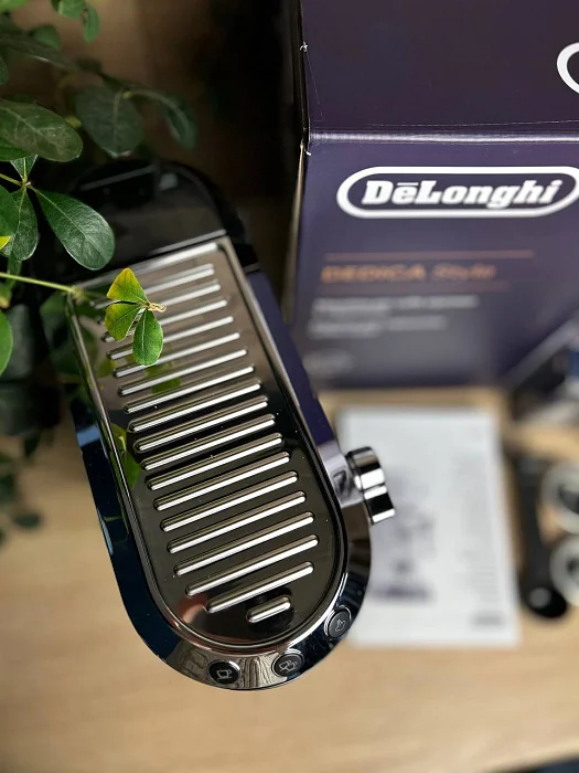 Kolbowy ekspres ciśnieniowy De'Longhi Dedica EC685.BK - AGD Group Łódź