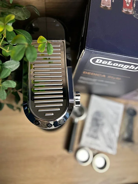 Kolbowy ekspres ciśnieniowy De'Longhi Dedica EC685.W - AGD Group Łódź