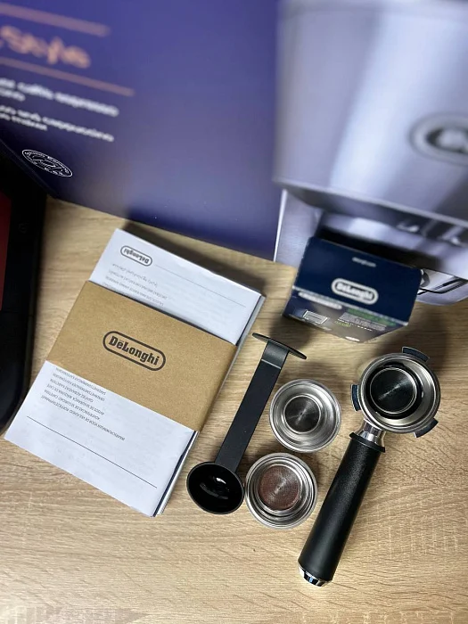 Kolbowy ekspres ciśnieniowy De'Longhi Dedica EC685.R - AGD Group Łódź