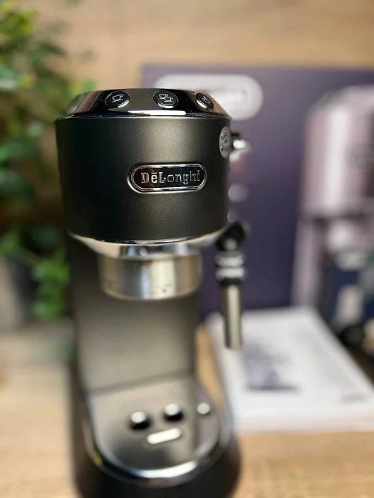 Kolbowy ekspres ciśnieniowy De'Longhi Dedica EC685.BK - AGD Group Łódź