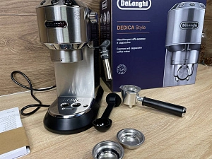Kolbowy ekspres ciśnieniowy De'Longhi EC685.M Dedica