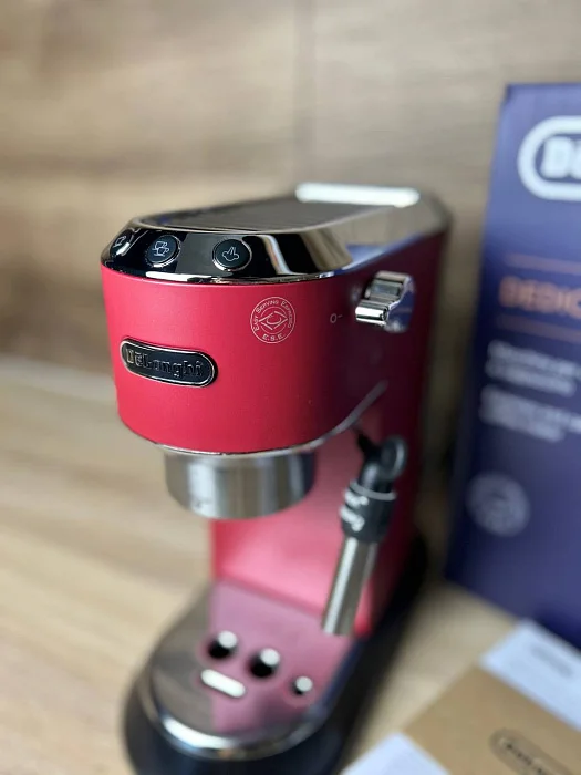 Kolbowy ekspres ciśnieniowy De'Longhi Dedica EC685.R - AGD Group Łódź