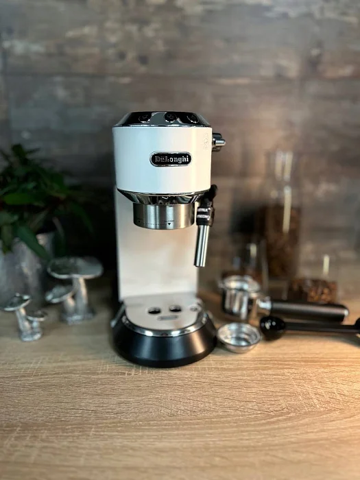 Kolbowy ekspres ciśnieniowy De'Longhi EC685.W Dedica - AGD Group Łódź