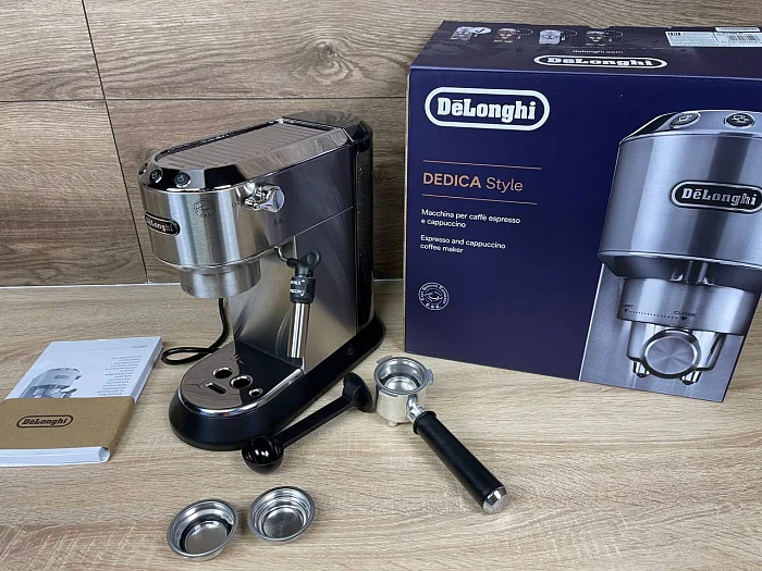 Kolbowy ekspres ciśnieniowy De'Longhi EC685.M Dedica - AGD Group Łódź