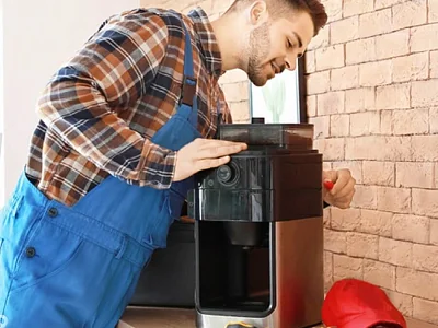 Naprawa ekspresu do kawy z wyjazdem w domu, w biurze, u klienta plusy i minusy