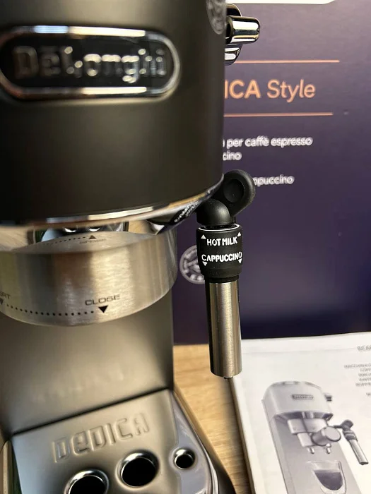 Kolbowy ekspres ciśnieniowy De'Longhi Dedica EC685.BK - AGD Group Łódź