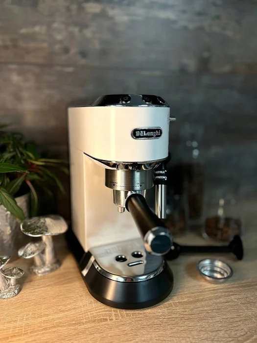 Kolbowy ekspres ciśnieniowy De'Longhi EC685.W Dedica - AGD Group Łódź