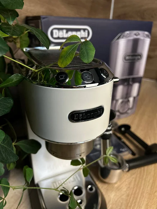 Kolbowy ekspres ciśnieniowy De'Longhi Dedica EC685.W - AGD Group Łódź