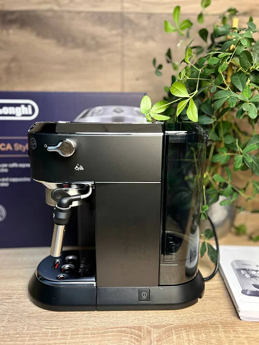 Kolbowy ekspres ciśnieniowy De'Longhi Dedica EC685.BK - AGD Group Łódź