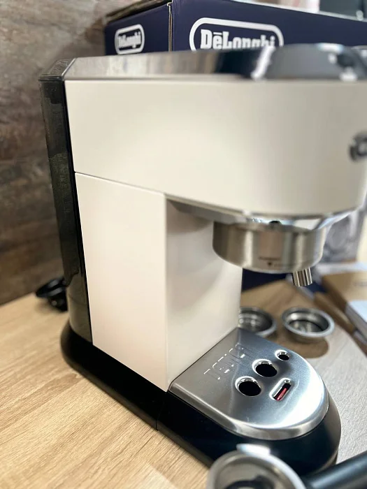 Kolbowy ekspres ciśnieniowy De'Longhi EC685.W Dedica - AGD Group Łódź