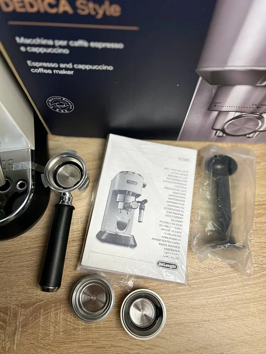 Kolbowy ekspres ciśnieniowy De'Longhi Dedica EC685.W - AGD Group Łódź