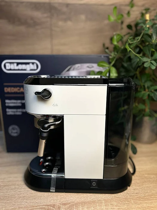 Kolbowy ekspres ciśnieniowy De'Longhi Dedica EC685.W - AGD Group Łódź