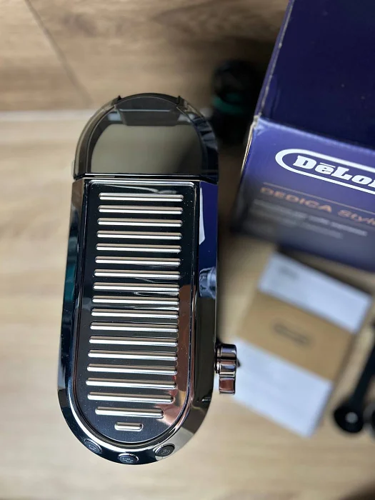 Kolbowy ekspres ciśnieniowy De'Longhi Dedica EC685.R - AGD Group Łódź